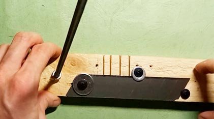 Install the metal rod that will guide the bottle during cutting. 