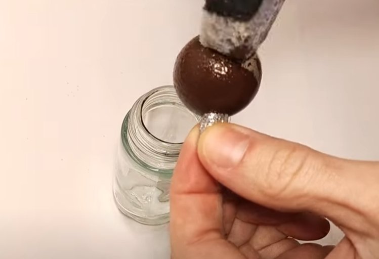 DIY-Weihnachtskugel aus Deoroller: 