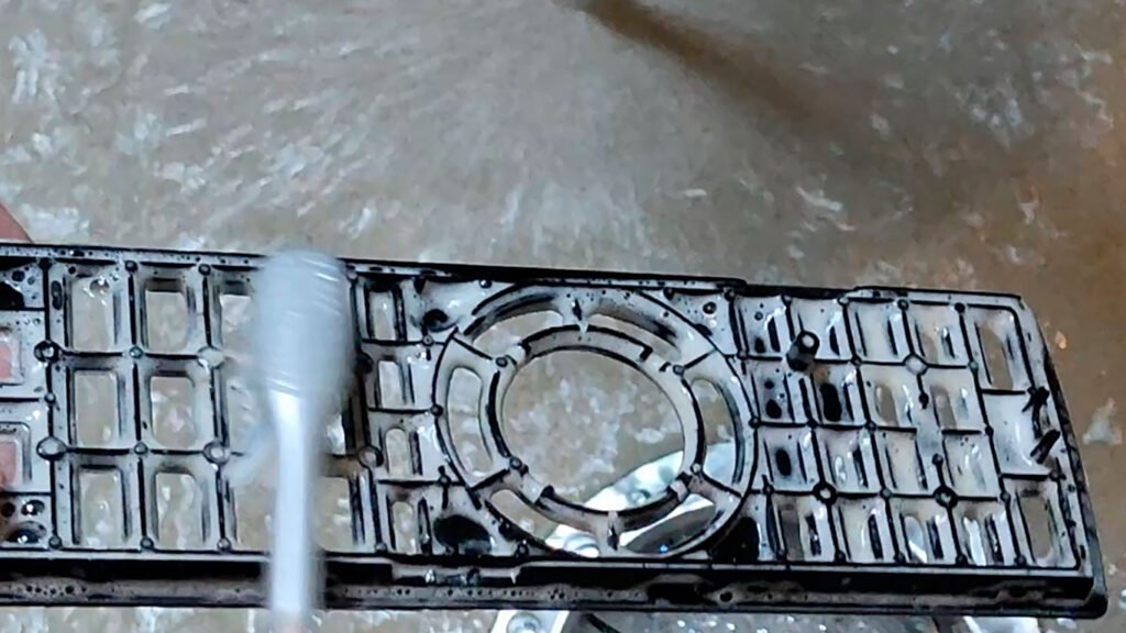 Nettoyez le boîtier en plastique et la carte de circuit imprimé de la télécommande Sony TV.