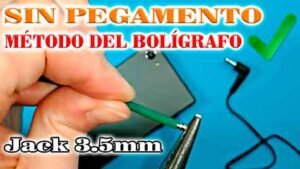 Cómo extraer un conector de auriculares roto (3.5mm) atascado en tu puerto de audio: El método mecánico seguro