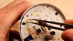 Macro photo d'une diode LED brûlée avec un point noir sur le panneau.