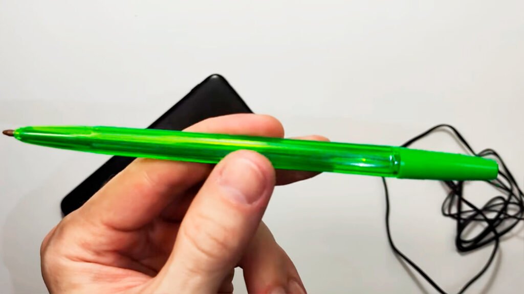 Wie man einen abgebrochenen Kopfhörerstecker (3,5 mm) entfernt – Schritt-für-Schritt-Anleitung: Den Stecker entfernen.