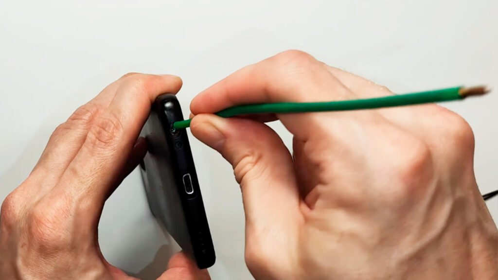 Wie man einen abgebrochenen Kopfhörerstecker (3,5 mm) entfernt – Schritt 4: Die Extraktion.