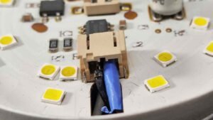 Isolation des fils du connecteur de batterie à l'intérieur d'une lampe LED d'urgence.