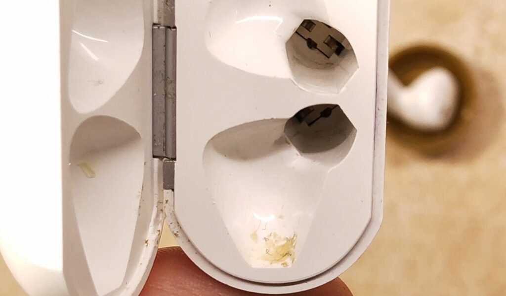 Heben Sie den Ohrhörer gerade nach oben (immer noch mit dem Sieb nach unten)