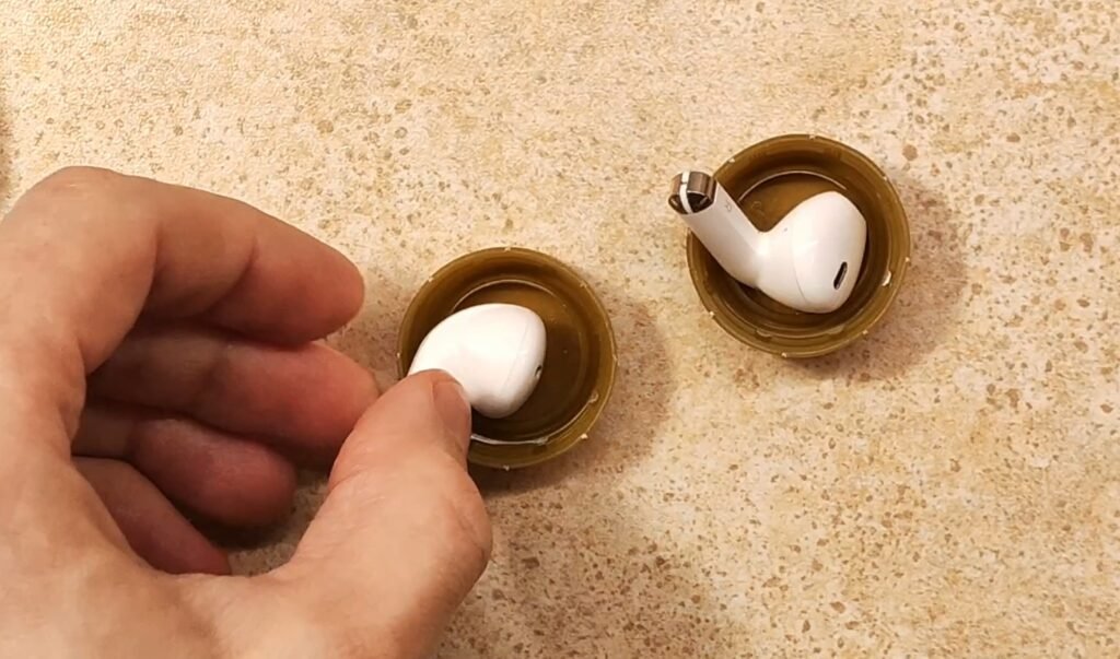 Anstatt das Sieb mit Nadeln zu stochern oder mit Alkohol zu besprühen, gibt es eine viel intelligentere Lösung.