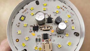 Dessiner avec un crayon à mine de graphite sur les contacts LED pour créer un pont conducteur.