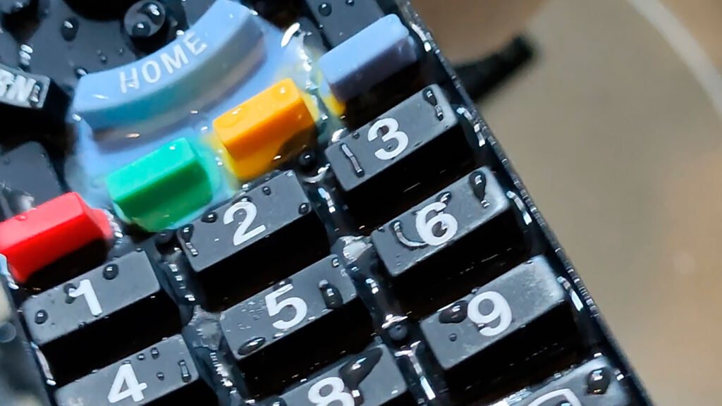 Lavez les boutons en caoutchouc de la télécommande Sony TV.