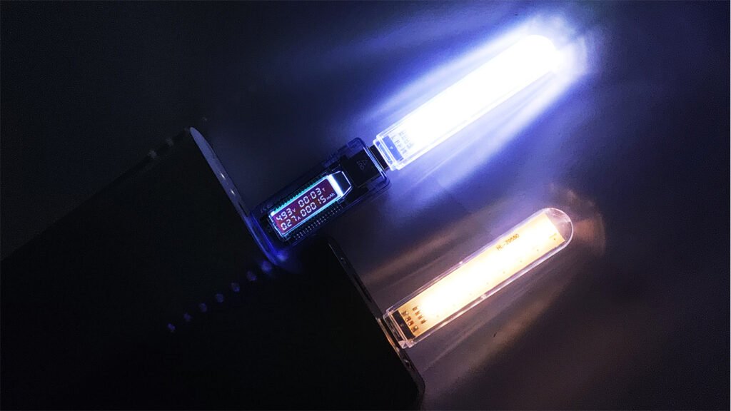Comparison of Warm vs Cold USB LED Light Stick power consumption test (0.23A vs 0.27A)