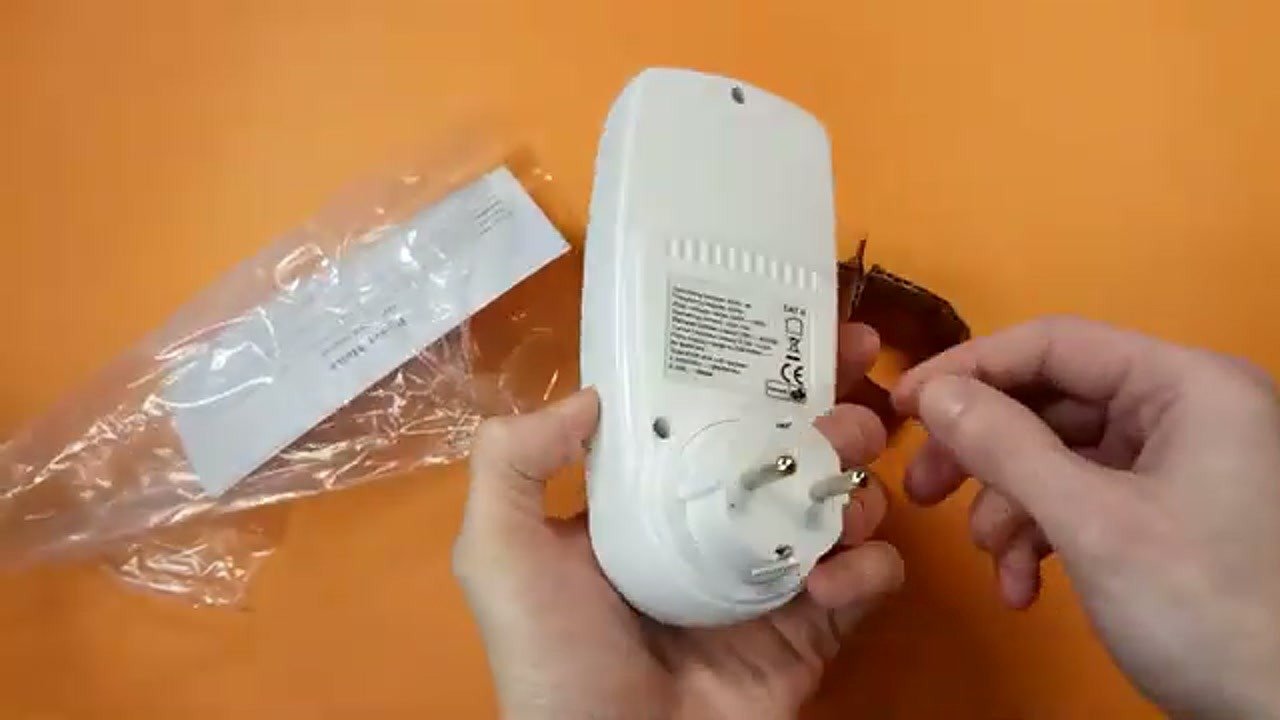 Inspecting the WHDZ power meter and its retail packaging