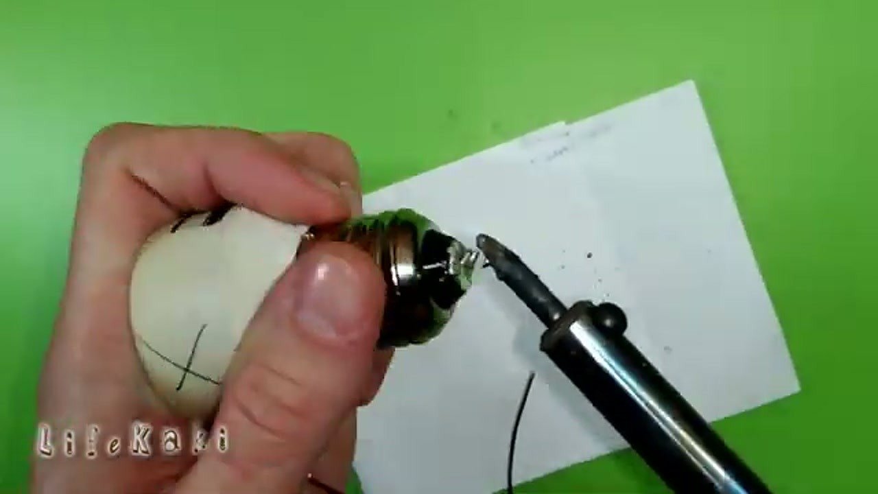 Soldering wires to the internal screw base contacts