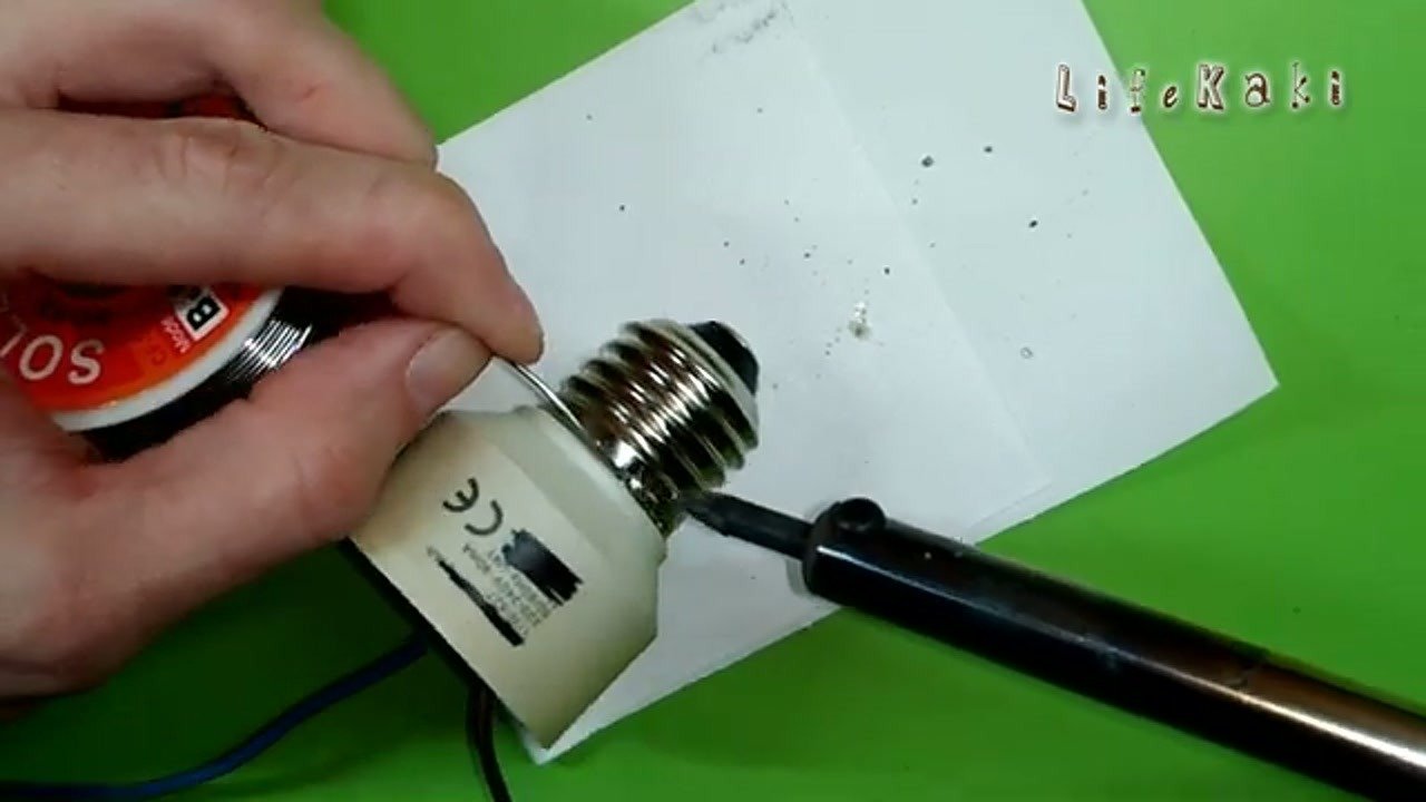 Soldering power leads to the metal screw contact