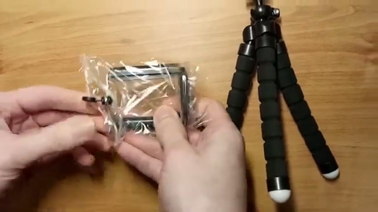 Inspecting the flexible joints and ball head of the tripod