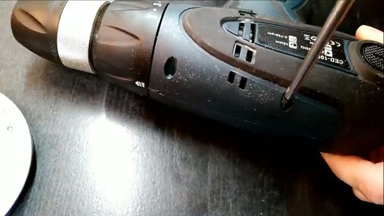 Unscrewing the external casing of the CED-1000 drill