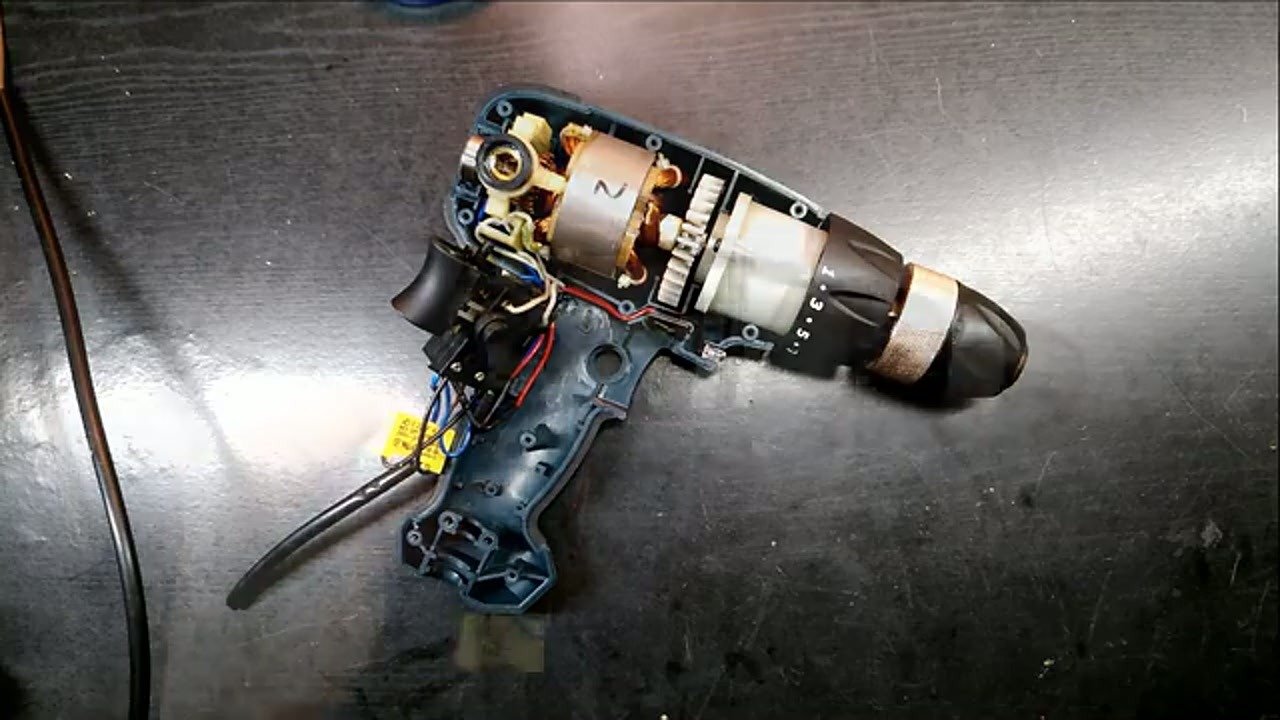 Cleaning internal dust from the motor housing
