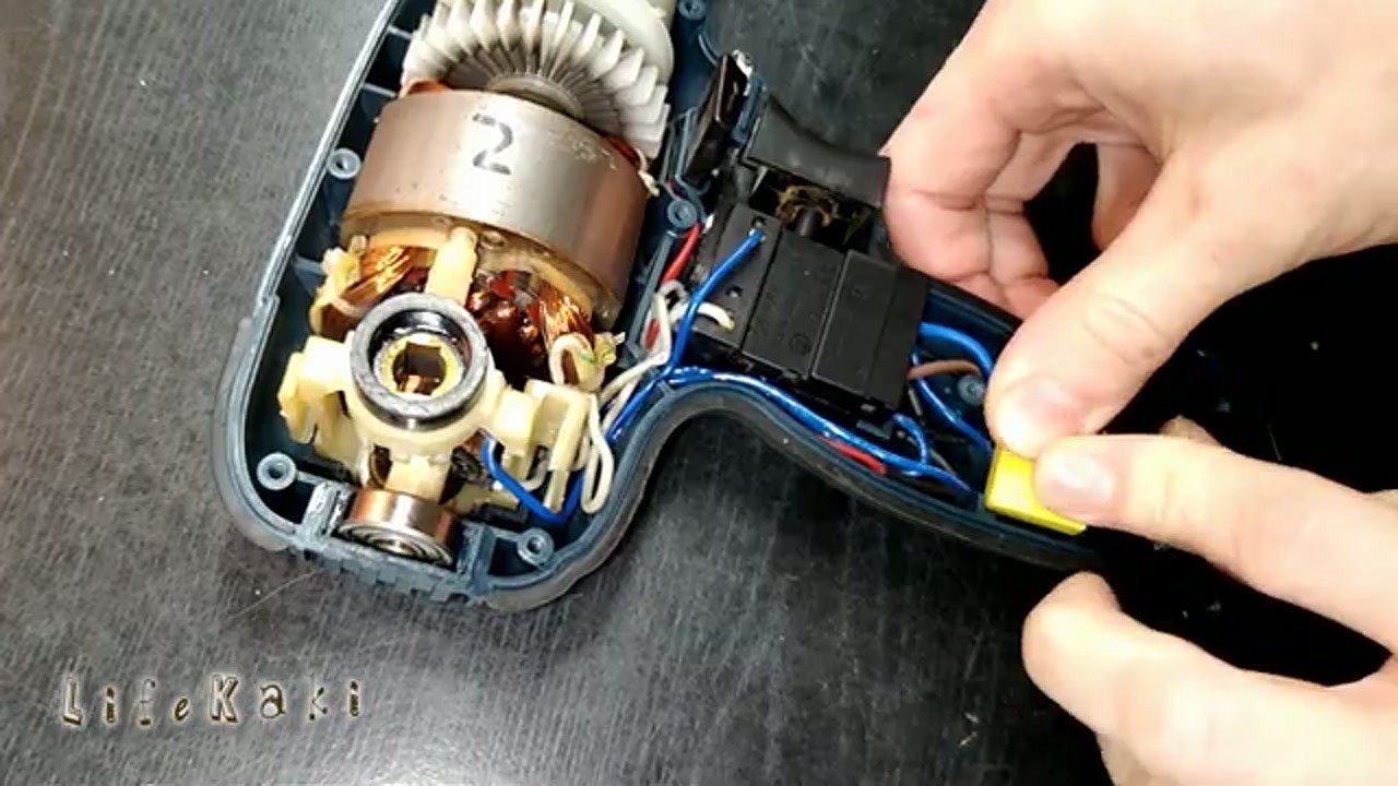 Seating the switch mechanism inside the handle