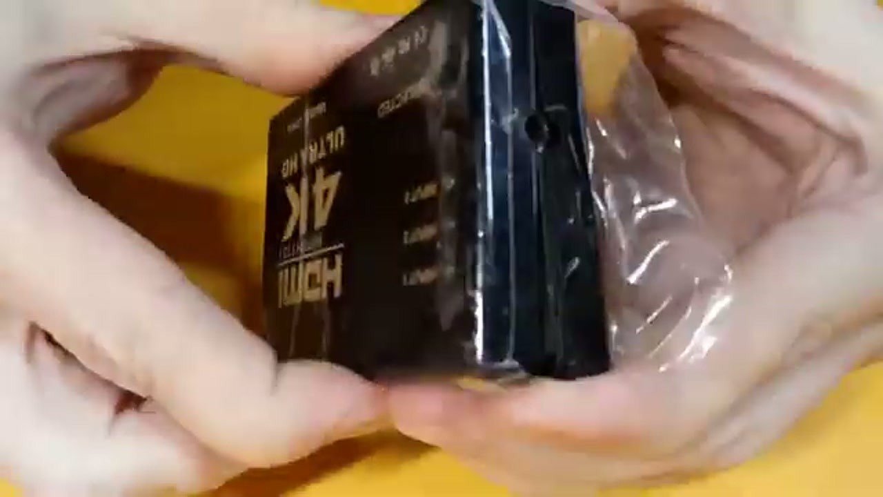 Opening the plastic housing of the HDMI switch
