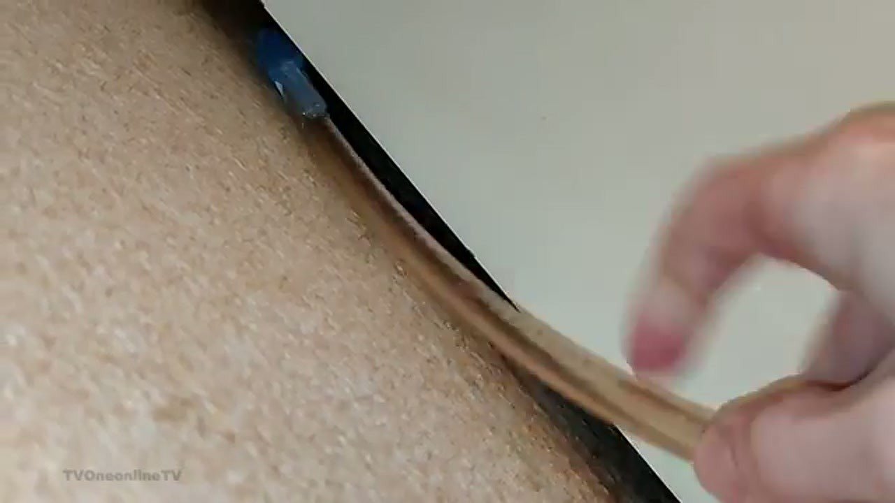Cleaning narrow gap with modified toothbrush vacuum tool