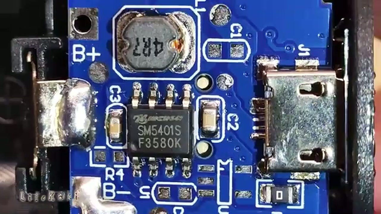 Close up of the SM5401S controller on the PCB
