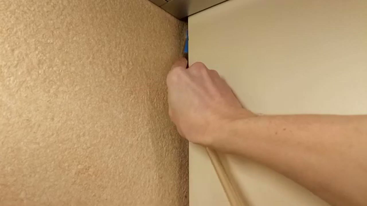 Brushing a narrow gap with the nozzle