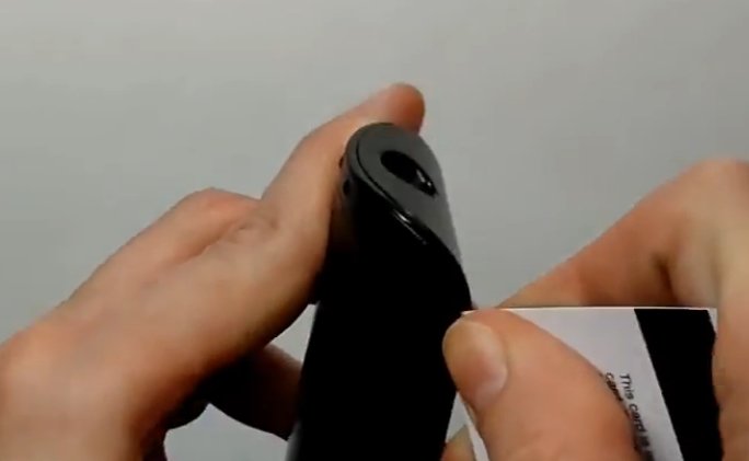 Uso de herramienta para abrir el mando