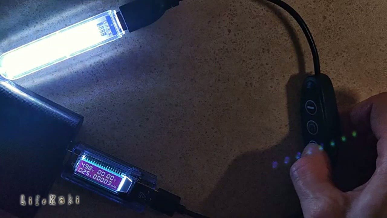 USB LED light on, showing 4.98V