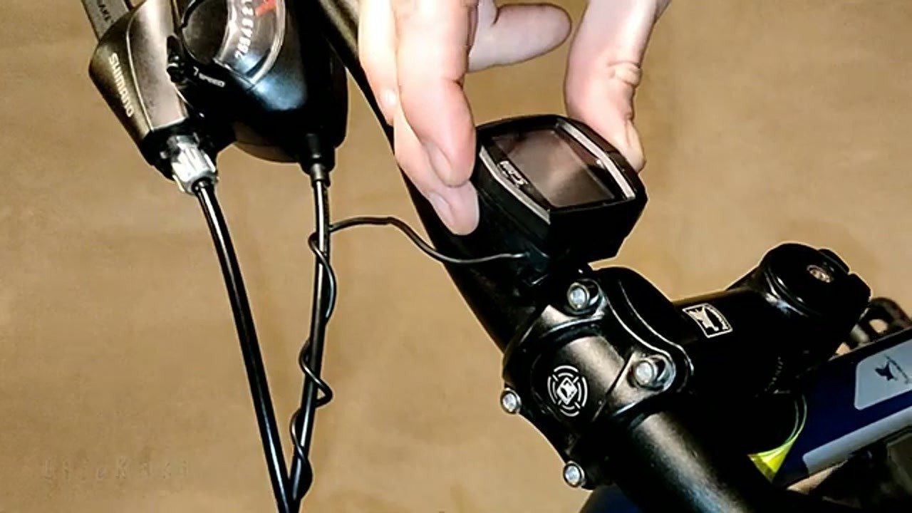 Attaching bike computer to handlebar mount