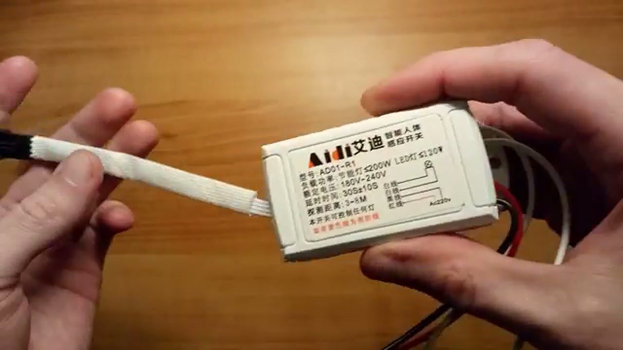 Segurando o módulo do sensor IV branco com fios de ligação