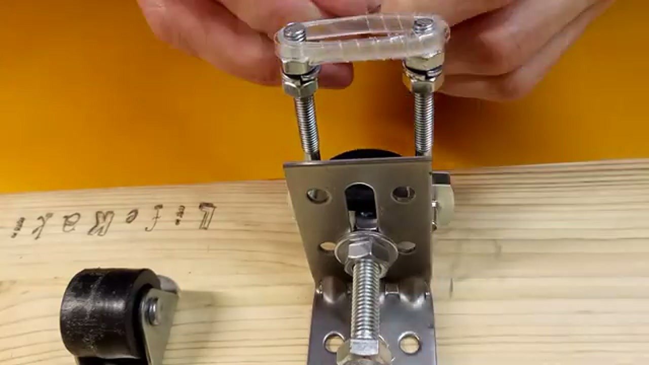Attaching the clear plastic tensioner to the link
