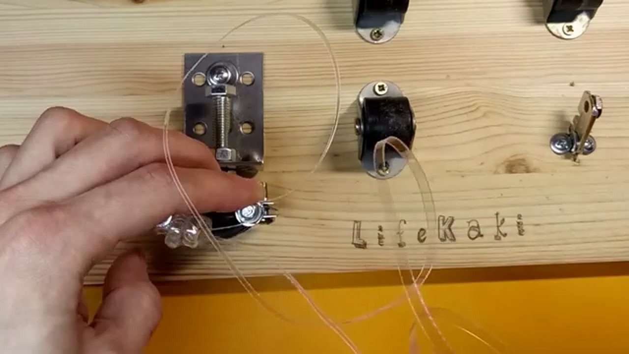 Pulling the plastic string through the tensioning device
