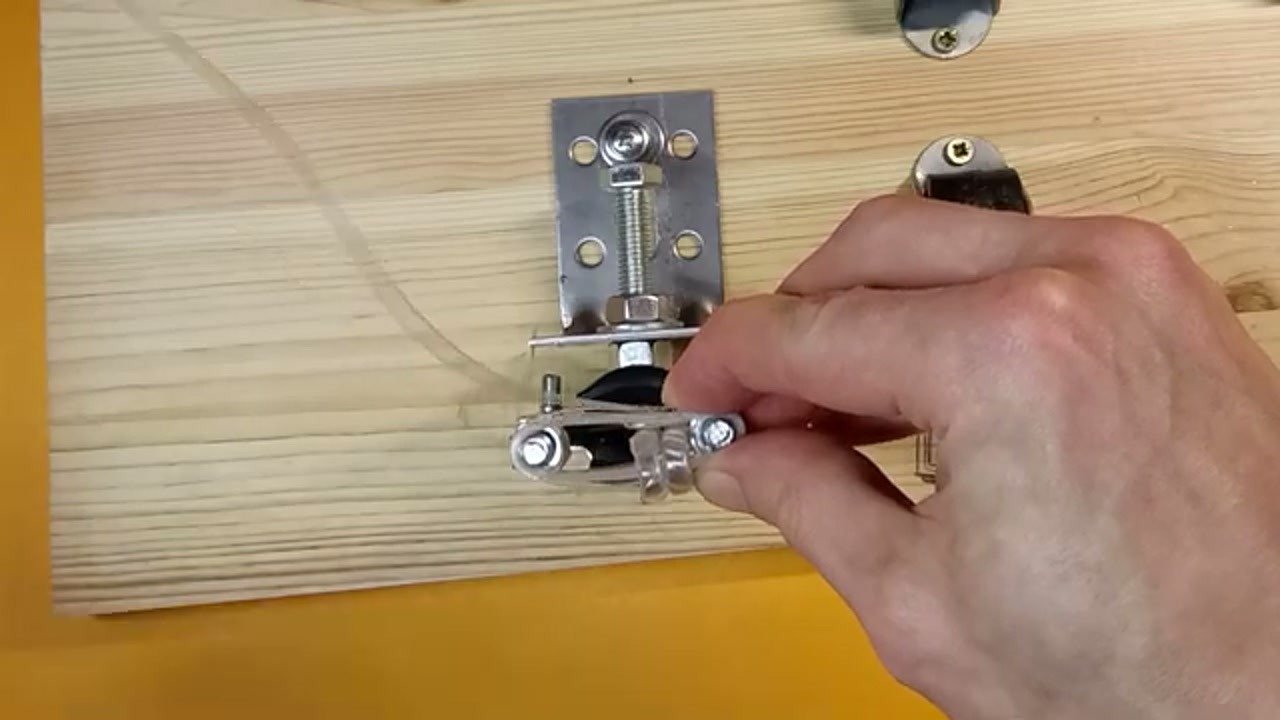 Adjusting the string tensioning device for uniform links
