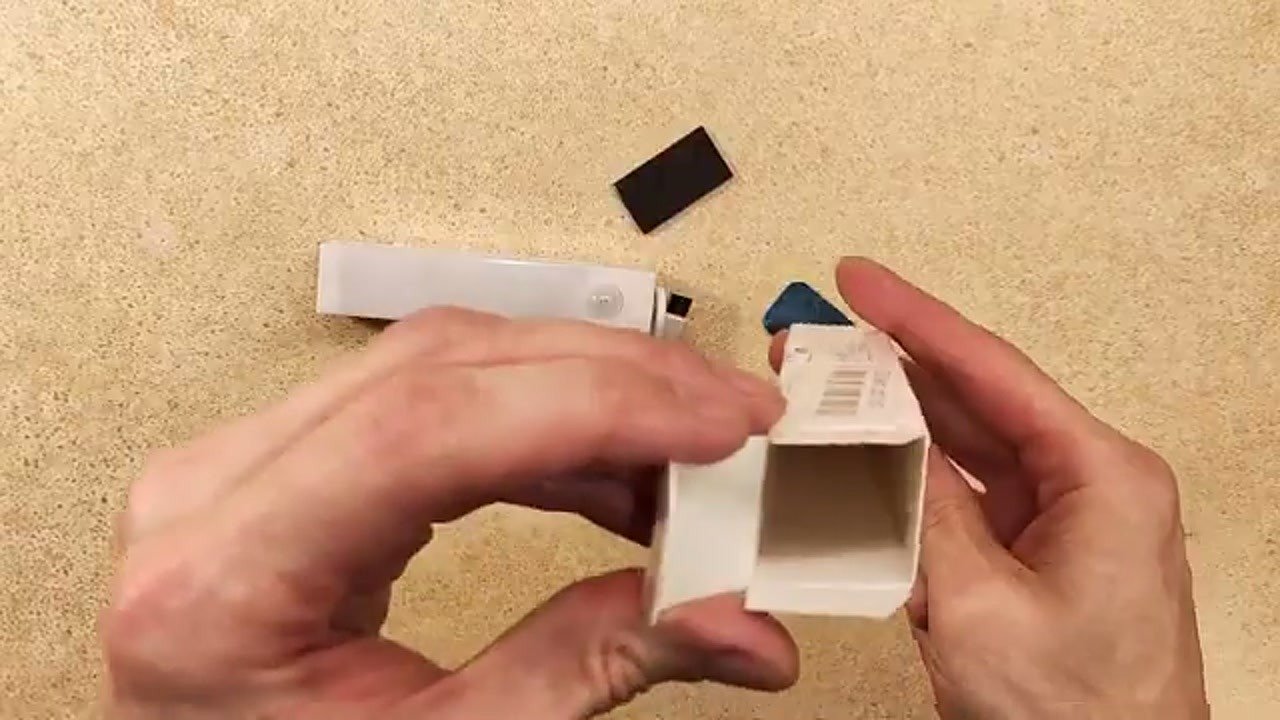 Unboxing the wireless motion sensor LED light