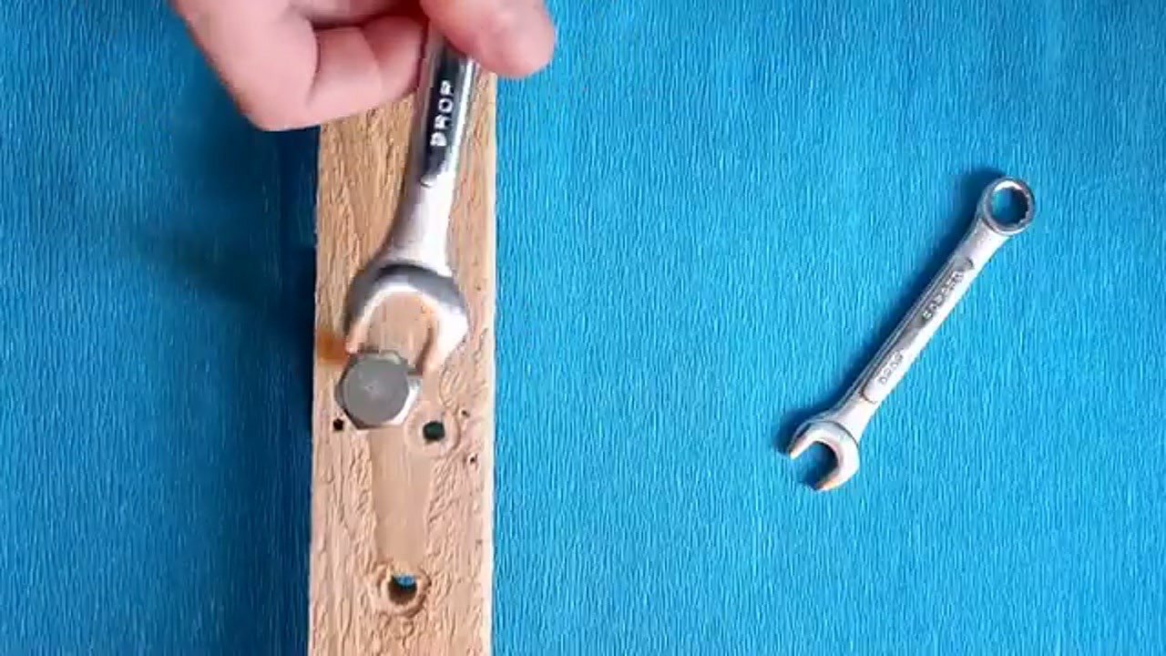 Inspektion einer verrosteten Schraube