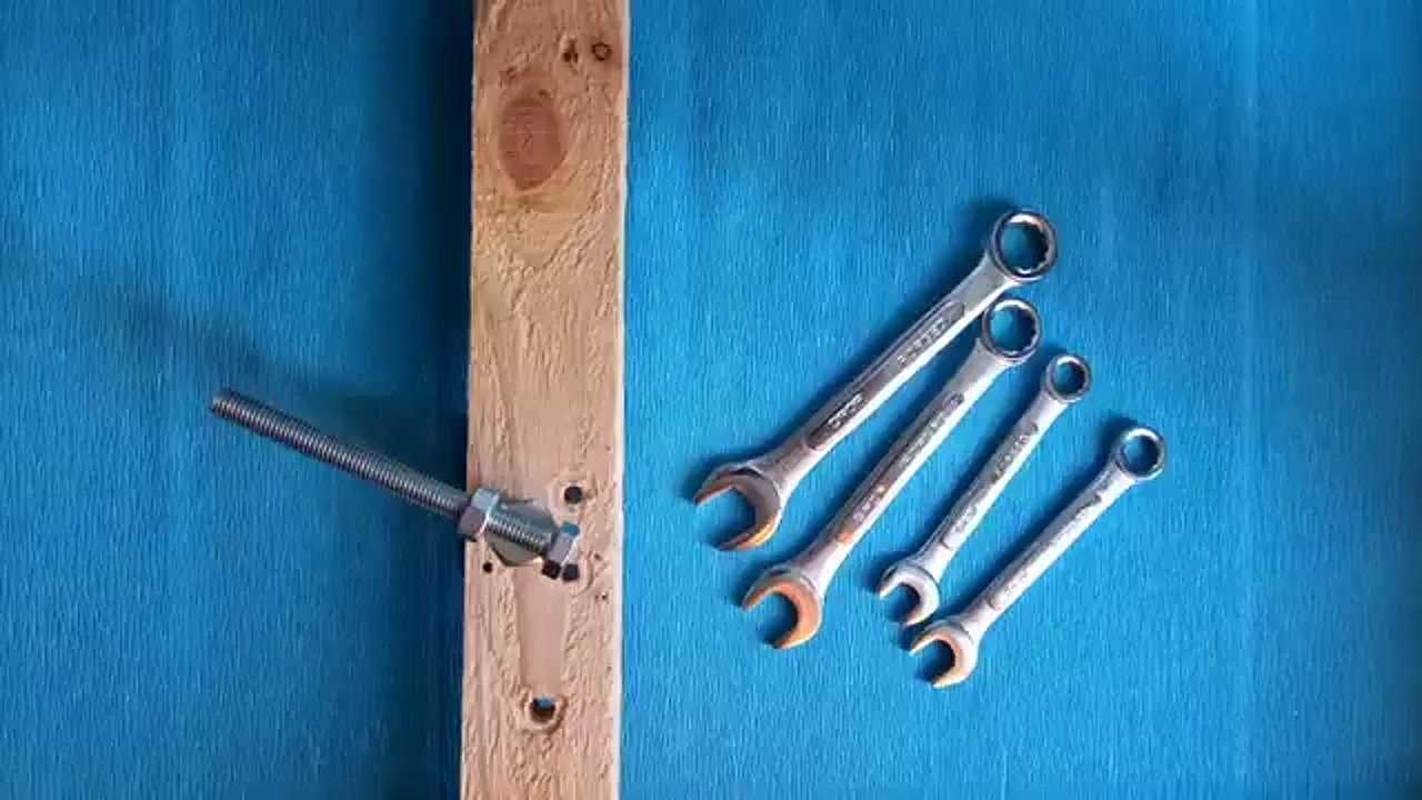 Muttern auf den Bolzen kontern