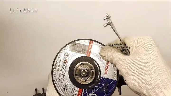 Hand tightening flange nut while holding spindle lock button