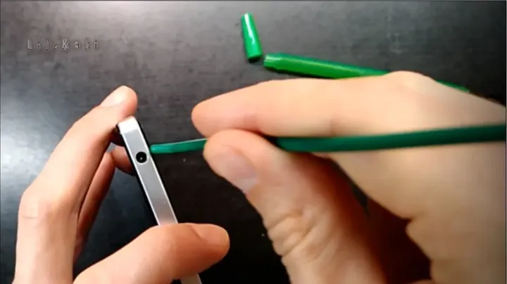 Pressing the plastic pen sleeve into the device audio port