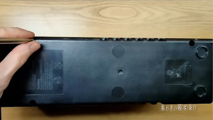 Separating the plastic top shell from the UPS chassis