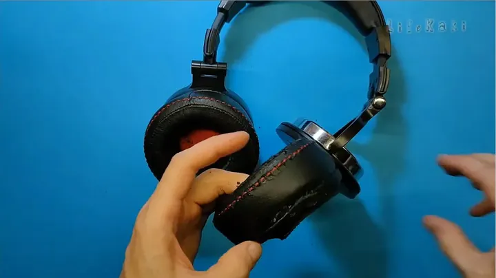 Comparing old worn-out earpad with a new replacement