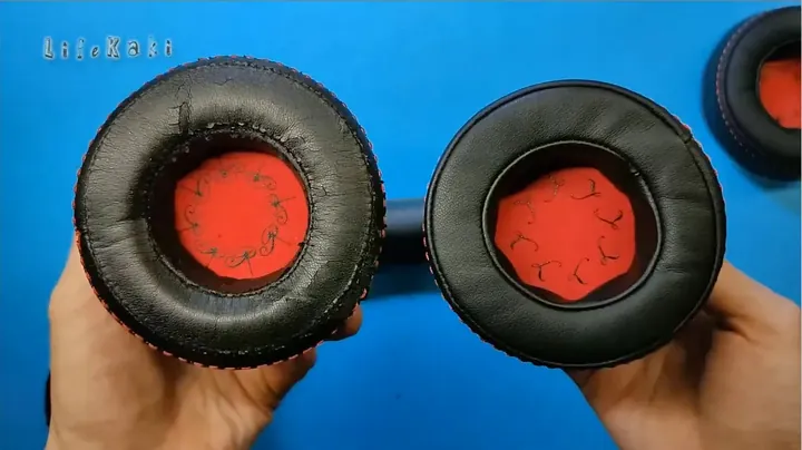 Removing the second old headphone ear cushion
