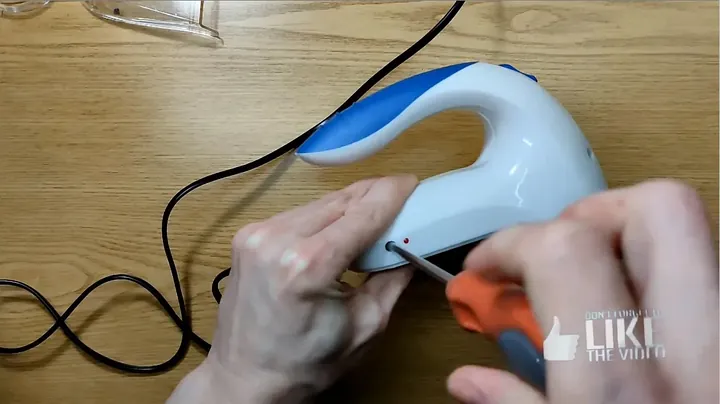 Removing the protective cover and blades of the fabric shaver