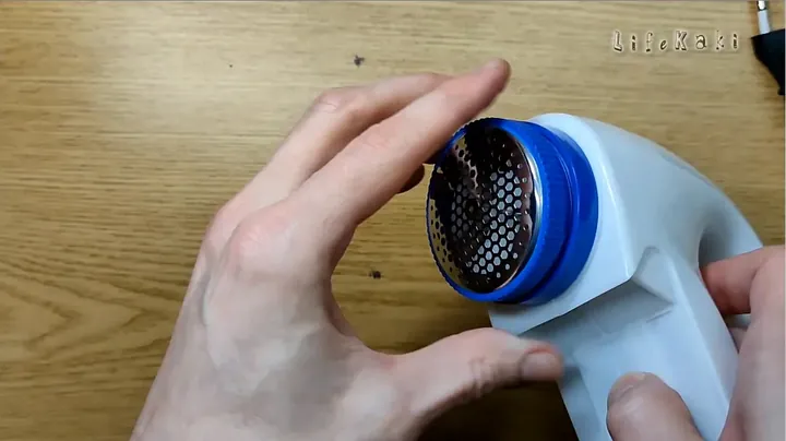 Shows the internal blade assembly of the fabric shaver