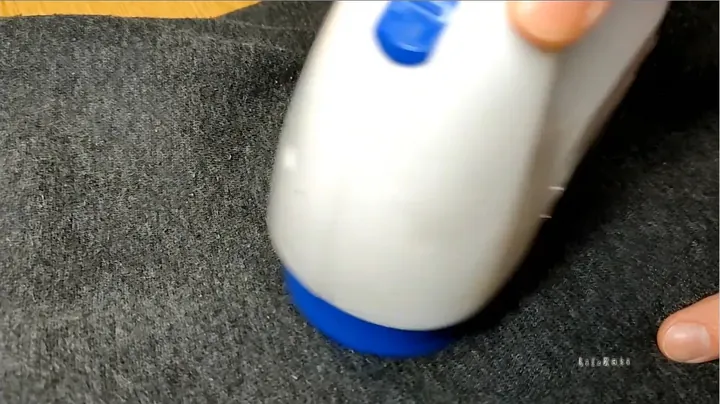 Assembling the device housing and securing screws