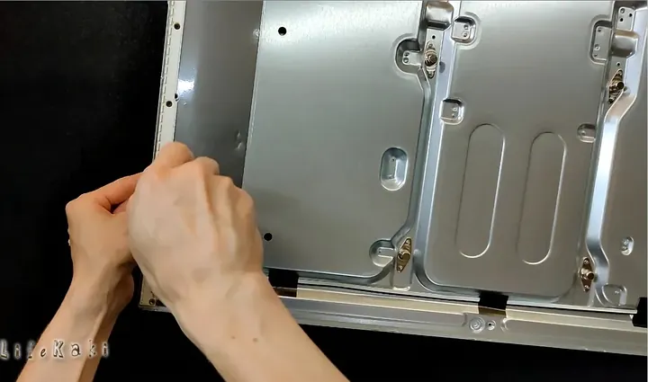 Wiring and connector of the LED backlight module